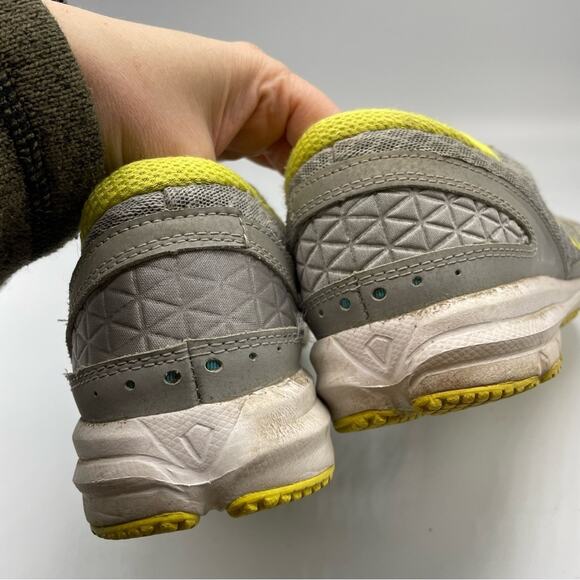 New Balance Grey & Yellow Running Shoes Sneakers 10 - Picture 6 of 9